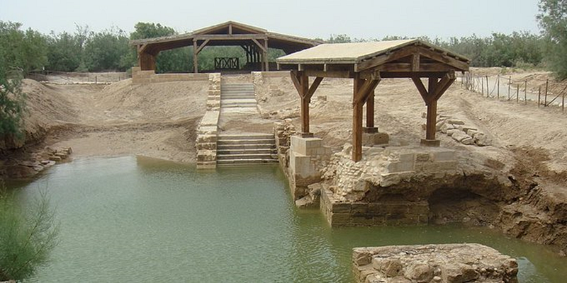 En las ruinas de Al-Maghtas, en la orilla Jordana del Río Jordán, se asegura que tuvo lugar el bautismo de Jesús, y el comienzo de su ministerio, bajo la guía de Juan el Bautista.