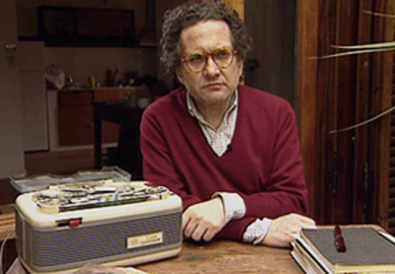 Me tiro un rato en la cama a leer. Reviso unas cosas en el teléfono y abro El camino de Ida, tomo notas. Piglia era de tomar notas, de hecho, tengo el primer tomo de las memorias de Renzi que compré el año pasado. No sé cuándo lo voy a leer.