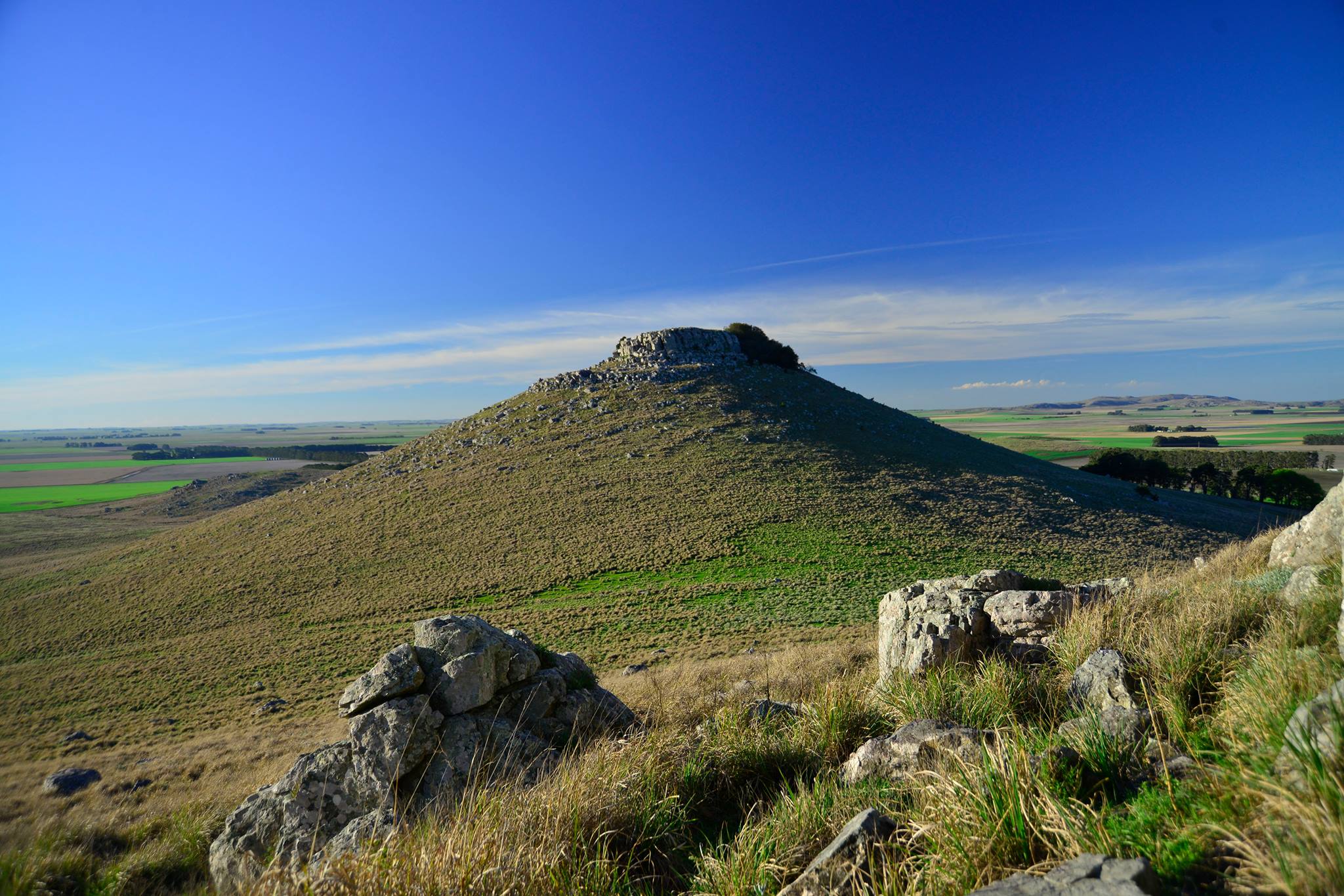 Cerro El Sombrero, sistema de Tandilia. El sitio conserva evidencias de ocupaciones humanas anteriores a la frontera y a la expansión estanciera. Fotografía: César Marini. Fuente: Tan sólo hallé la tapera. (Darrigrand, 2026, cap. I, p. 237)