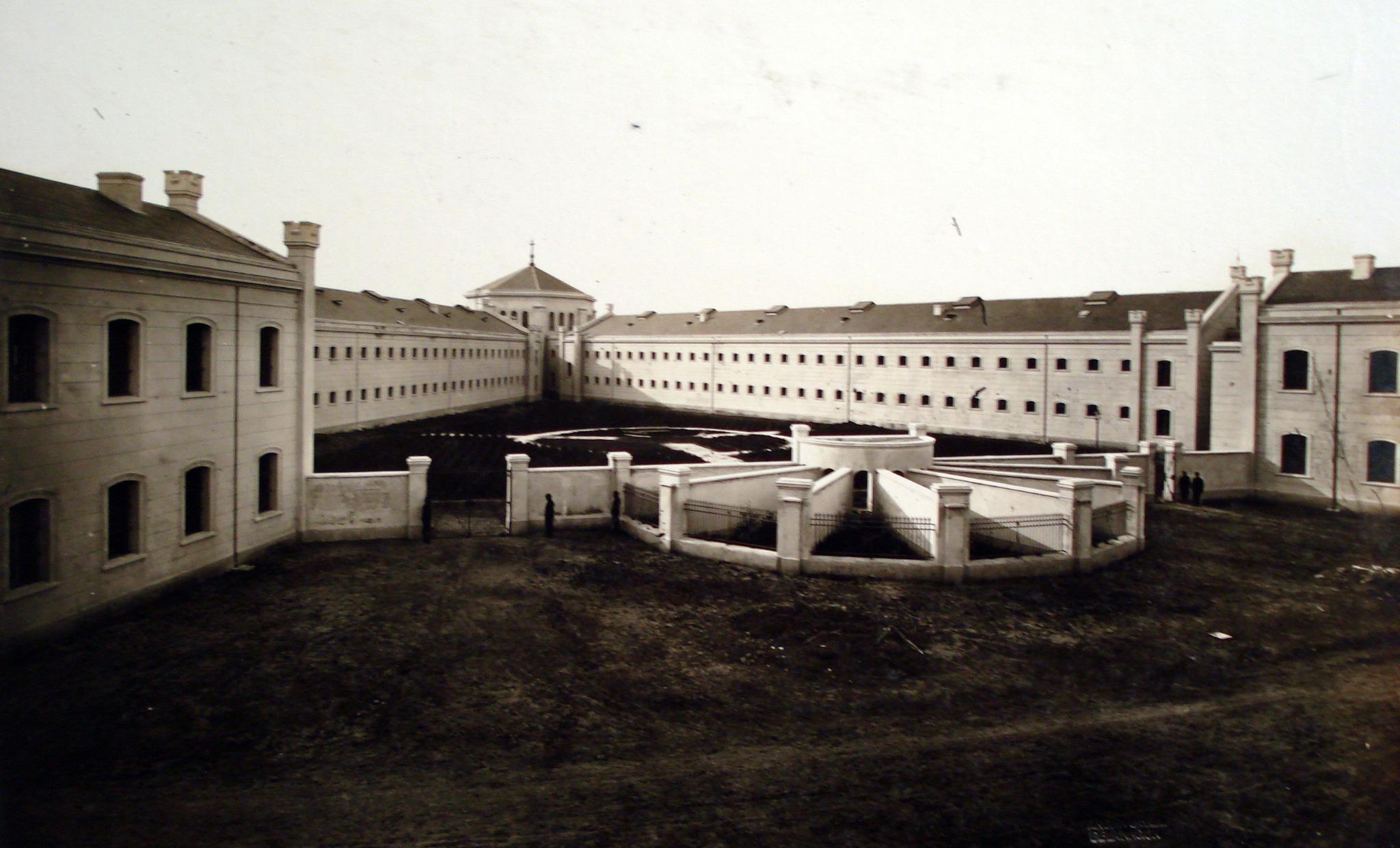 Vista de la Penitenciaría Nacional. La disposición de los pabellones, los patios cerrados y el cuerpo central permite leer la arquitectura como una tecnología de separación, circulación controlada y vigilancia.