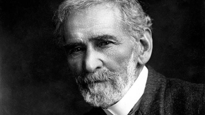 W.H. Hudson (8 Agosto 1841–18 Agosto 1922) Descargué A Crystal Age en http://www.gutenberg.org/ebooks/7401#