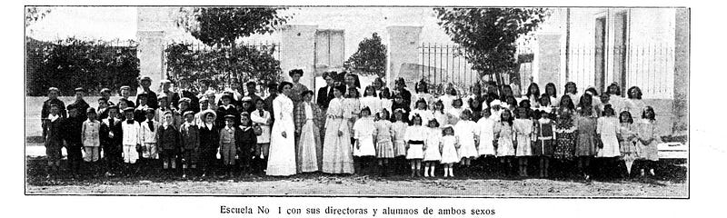 ‘Escuela N° 1 con sus directoras y alumnos de ambos sexos’