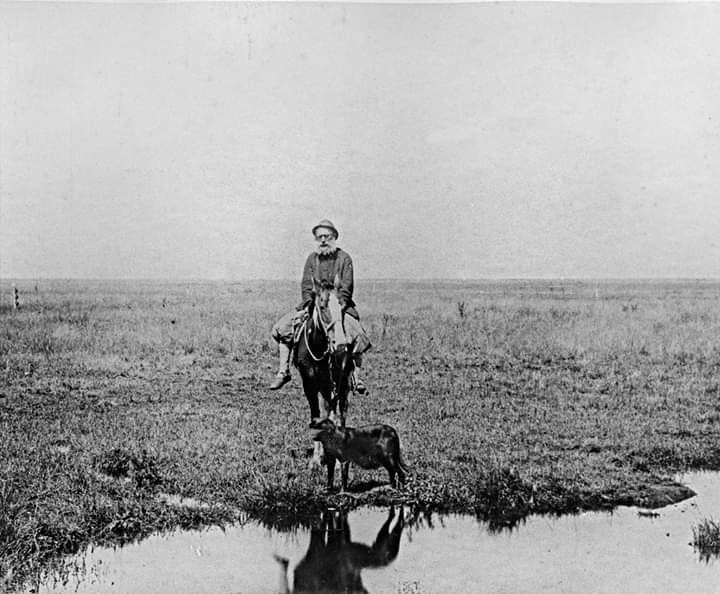 Gaucho, fotografiado en la estancia “San Antonio” por el fotógrafo Francisco Paco Ayerza, durante el siglo XIX., año 1883.