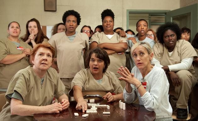 En la cuarta temporada aparecen nuevos personajes, entre ellos, Judy King, la cocinera que es estrella televisiva que irá a parar a la prisión de Litchfield