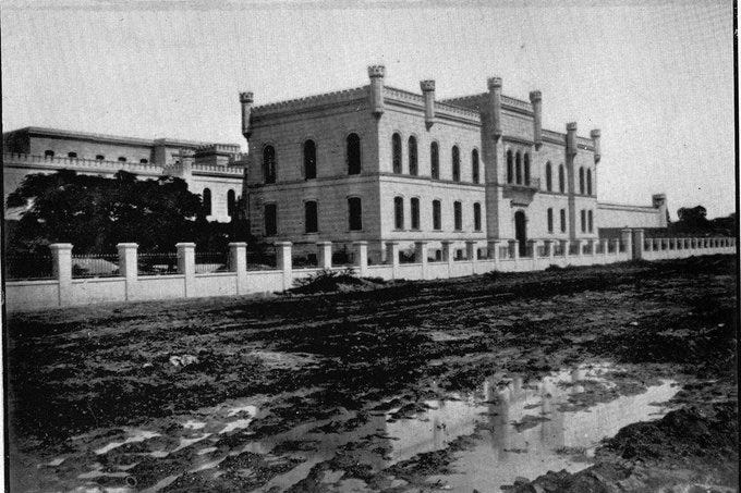 Penitenciaría Nacional (1877) sobre la calle del Chavango, actual avenida Las Heras, que Hernández toma como modelo para contar la reclusión forzada del hijo mayor de Fierro.