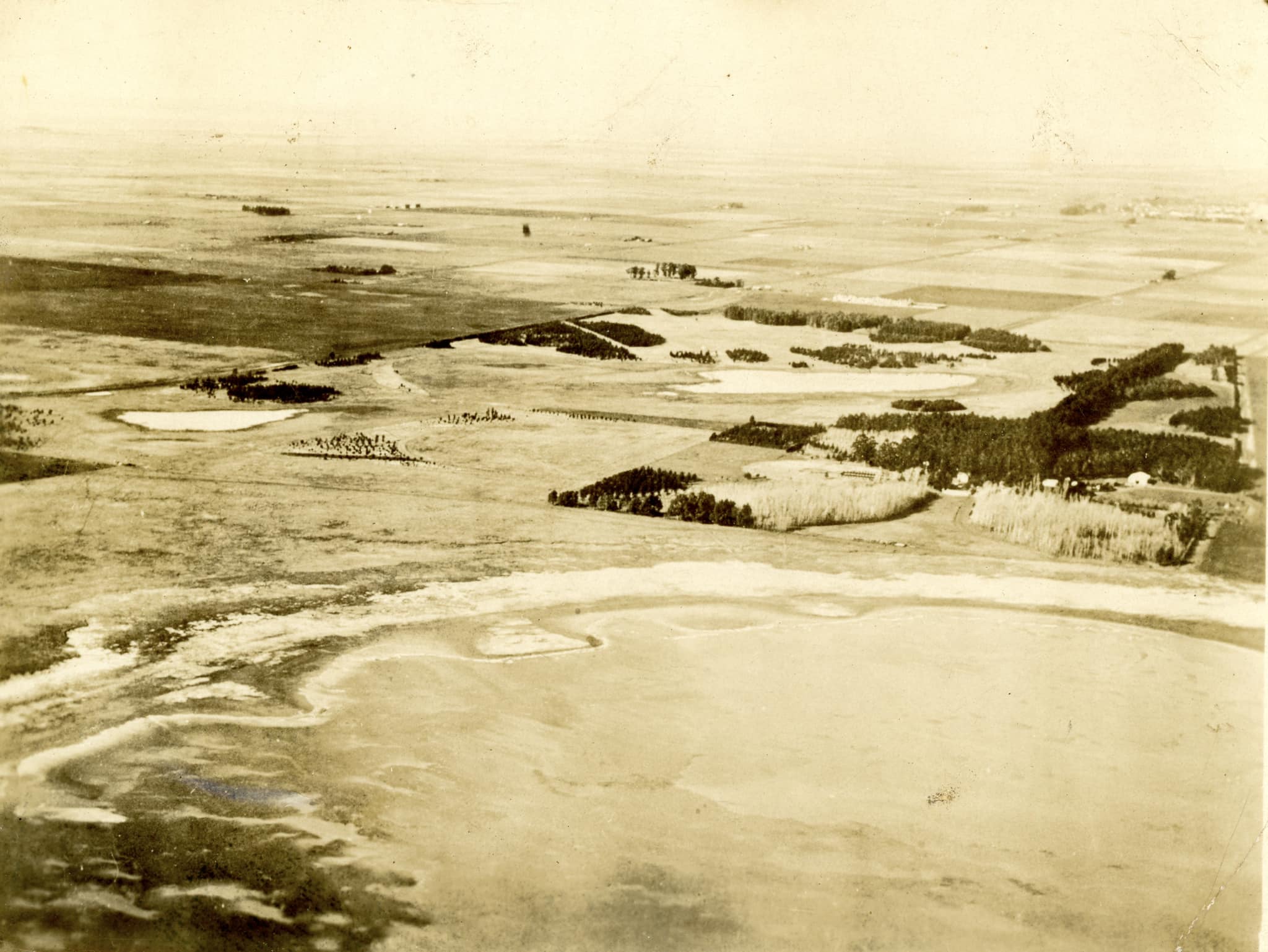 Vista aérea de la laguna y la estancia San Antonio, hacia 1930, según la identificación de Tan sólo hallé la tapera, ilustración 45, p. 197. Reproducción tomada de esa obra. La leyenda no identifica autor ni signatura del original. (Darrigrand, 2026, cap. V, p. 197)