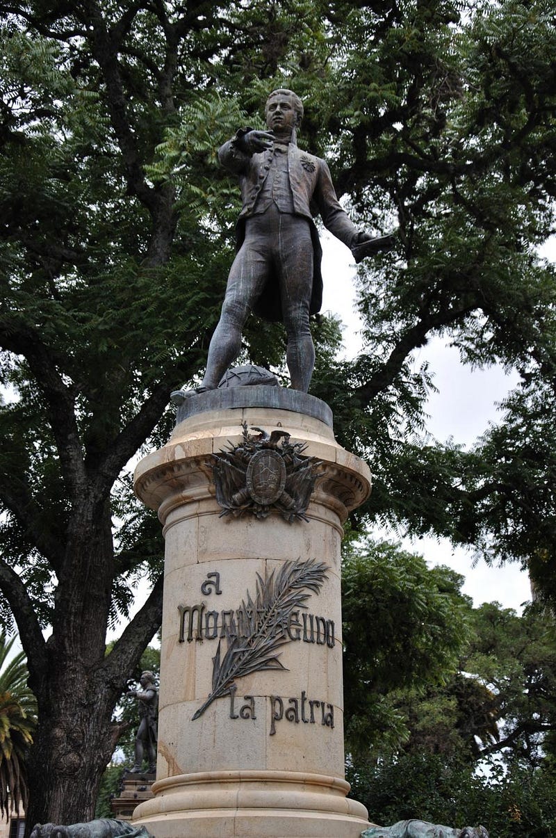 Bernardo de Monteagudo, imponente estatua del tucumano, que se levanta, en lo alto de una columna, en la ciudad de Sucre