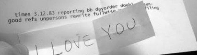 Un misterioso papel que se abre, se lee y se destruye, dice ”I love you”.