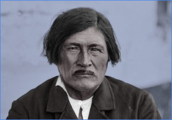El antropólogo Ten Kate, primer encargado de la Sección Antropológica del Museo de La Plata, visitó a Inakayal en sus años de cautiverio. En un número de la Revista del Museo de La Plata de 1894 lo cita hablando así: “Yo jefe, hijo de esta tierra, robaron mis caballos, la tierra que me vio nacer, mataron mis hijos y a mis hermanos, yo enojado”