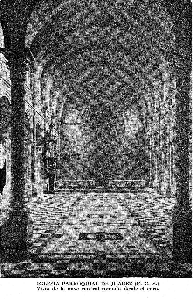 La nave central con su piso de mosaicos en blanco y negro, sus columnas y sus arcos de medio punto.
