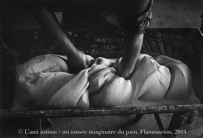 Pétrissage du pain de Pâques, Grèce, 1973 © Kerstin Bernhard — L’Ami intime, Flammarion 2014