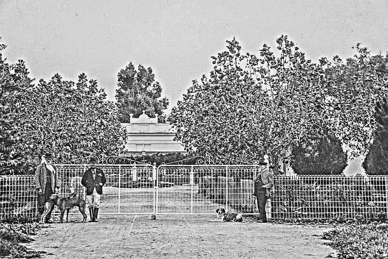 Mariano Roldán (derecha) junto a empleados. Estancia “Sol Argentino”, circa 1900.