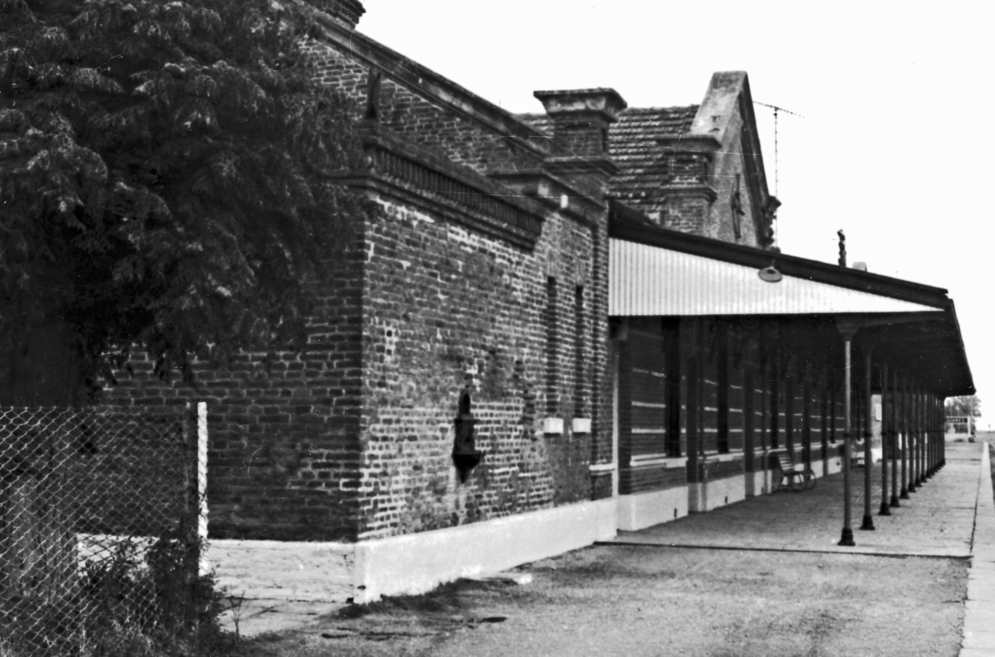 Galería lateral de la estación fotografiada por Alicia Lapenta