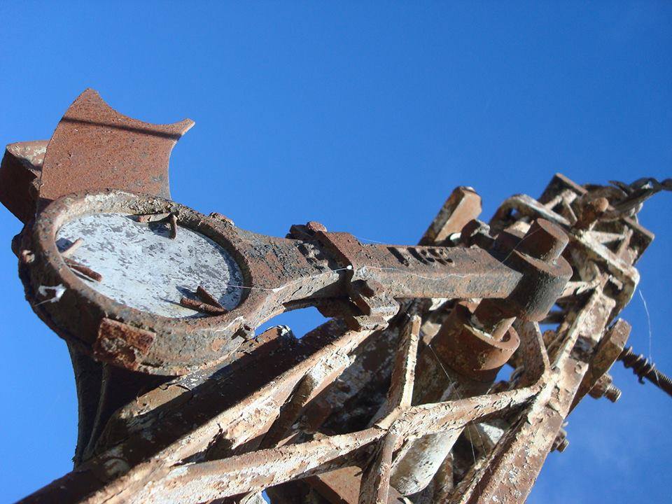 Estructura ferroviaria oxidada con un indicador circular